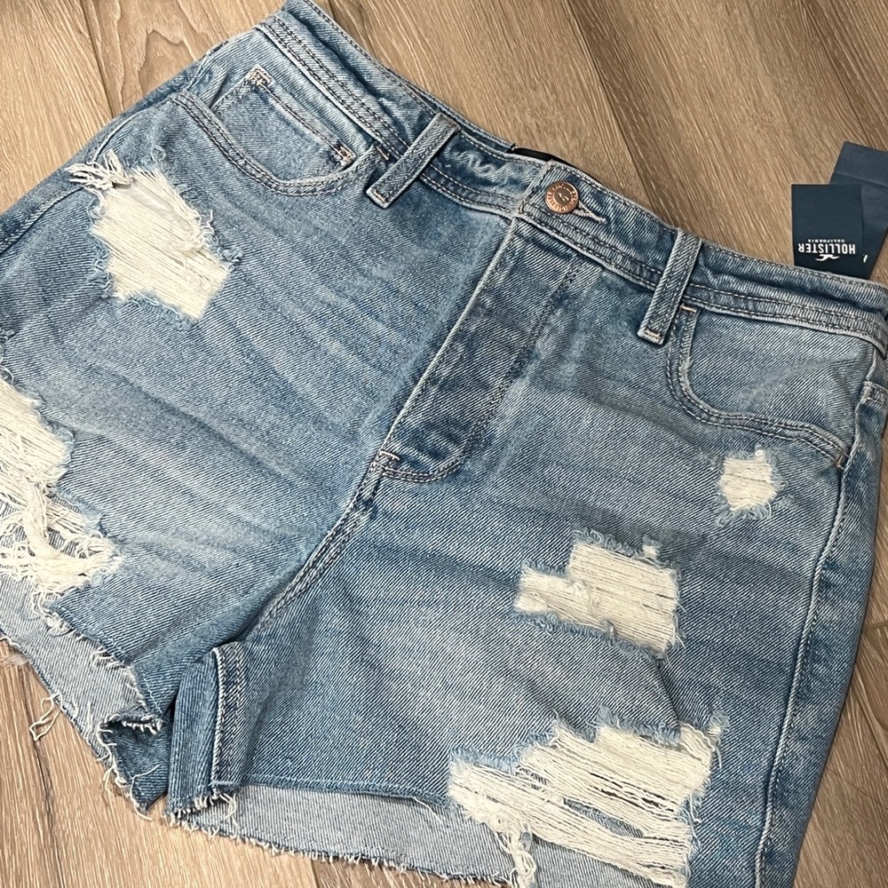 Hollister Ultra High-Rise Mom Short 3”